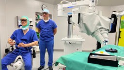 Chirurgen üben mit dem OP-Roboter.