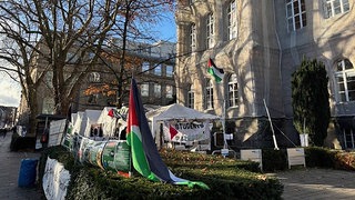 Pavillons, Plakate und Fahnen auf dem Campus der RWTH Aachen