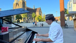 Das Bild zeigt den Pianist Davide Martello wie er in Solingen spielt.