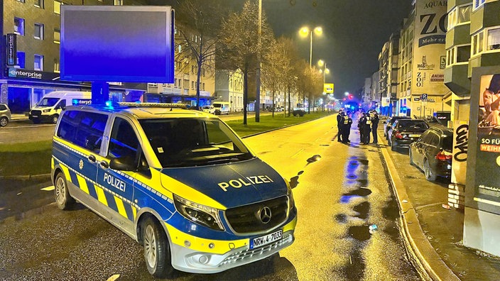 Polizeiauto auf Bundesstraße