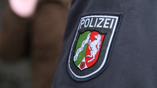 Polizei-NRW Symbol auf einem dunklen Jackenärmel