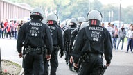 Polizisten im Einsatz vor dem Kölner Stadion