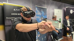 Mann mit VR - Brille übr das Schießen mit einem Taser