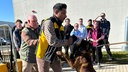 Ein Postbote wird zu Trainingszwecken von einem Schäferhund attackiert