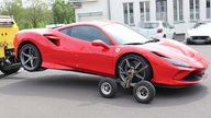 Ein roter Ferrari wird abgeschleppt.