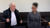 Frau mit ihrem Verteidiger im Gerichtsaal