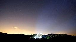 Luftaufnahme des Radioteleskops Effelsberg bei Bad Münstereifel bei Nacht. 