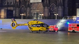 Ein Rettungshubschrauber und Einsatzkräfte vor dem Dom