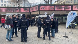 Polizeikräfte auf dem Ebertplatz