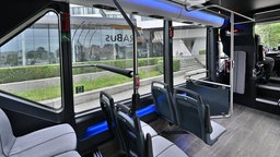 Innenansicht eines Busses mit weniger SItzen