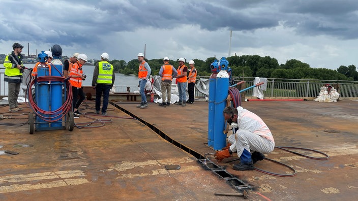 Zentimeter für Zentimeter wird der Stahl der Brücke durchtrennt