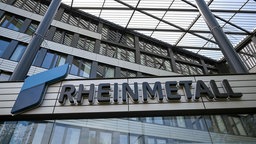 Das Rheinmetall-Logo an der Unternehmenszentrale.