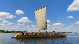 Das römische Schiff im Wasser.