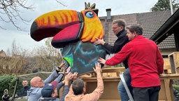 Die Fötjesföhler beim Montieren des Bagage-Wagens