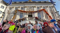 Verkleidete Jecke haben sich vor dem Alten Rathaus in Bonn versammelt.