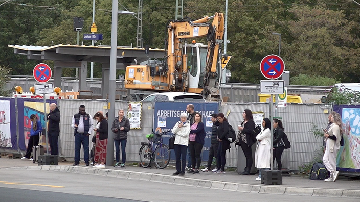 Fahrgäste warten in Leverkusen am Bahnhof auf den Linienersatzverkehr