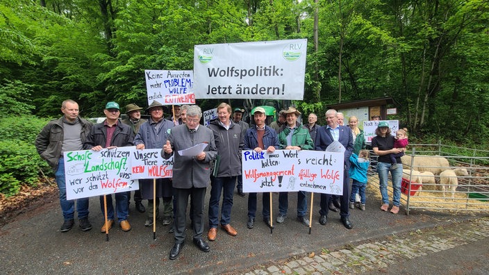 Gruppenfoto von Schäfern mit Transparenten an der Zufahrt zum Petersberg/Königswinter.