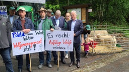 Gruppenfoto von Schäfern mit Transparenten an der Zufahrt zum Petersberg/Königswinter.