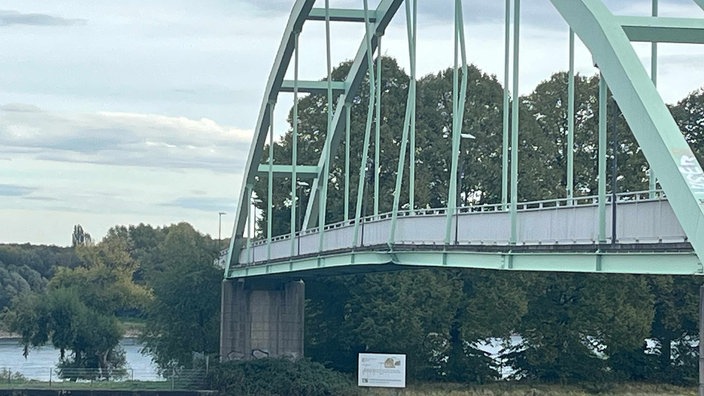 Eine Brücke mit einer Beschädigung