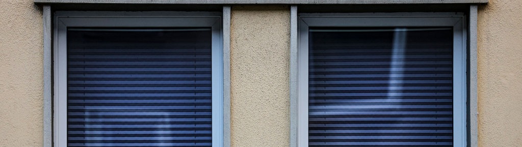 Zwei geschlossene Fenster eines Gebäudes (Symbolfoto)