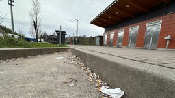 Ein Rastplatz mit Toilettengebäude an der A3