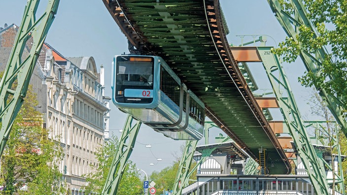 Wuppertaler Schwebebahn passiert das Landgericht