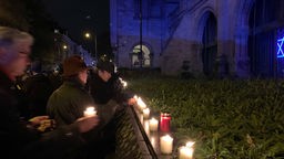Kerzen werden an der Synagoge  angezündet