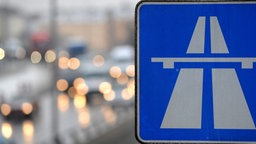 Ein Symbolschild vor einer Autobahn