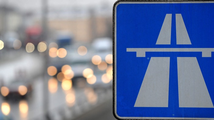 Ein Symbolschild vor einer Autobahn