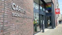 Eingang mit Aufschrift Caritas Soziales Zentrum