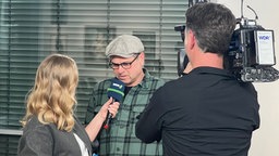 Besucher des Stadtgesprächs wird interviewt