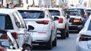 Auf dem Foto sind viele Autos, die dicht gedrängt auf einer mehrspuringen Straße durch die Düsseldorfer Innenstadt fahren.