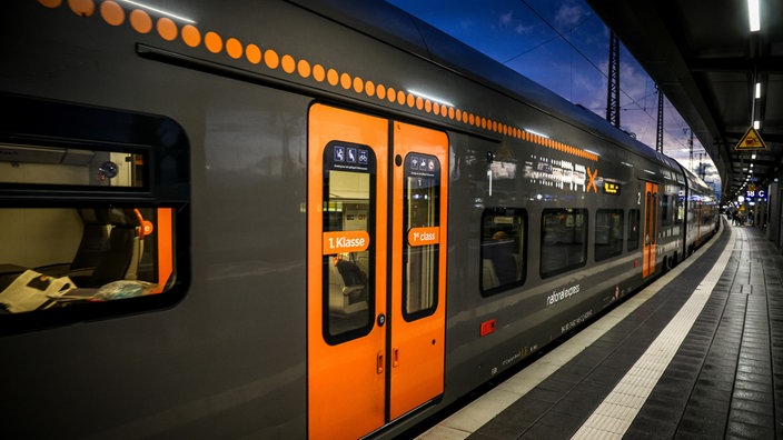 Symbolbild: Ein Regionalexpress steht an einem BAhnsteig am Dortmunder Hauptbahnhof.