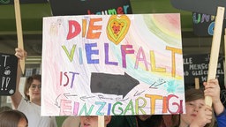 Buntes gebasteltes Schild mit der Aufschrift: Die Vielfalt ist einzigartig 