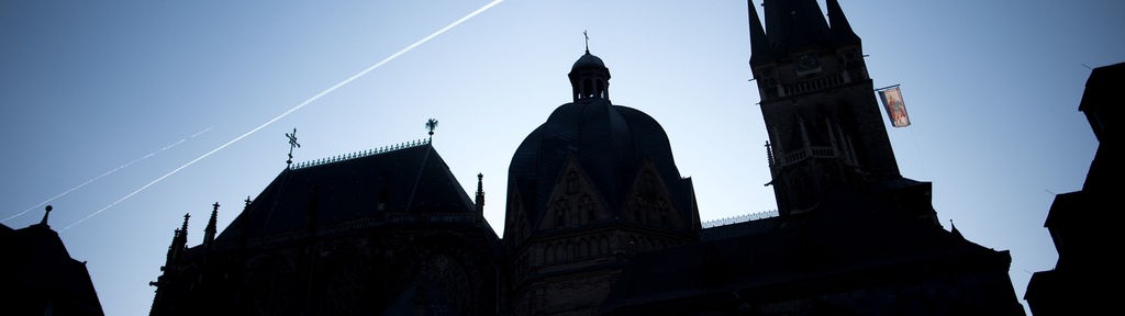 Der Aachener Dom im Schatten