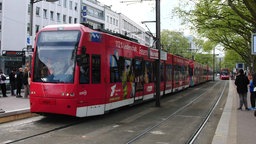 Der Langzug steht an der Haltestelle Neumarkt in Köln.