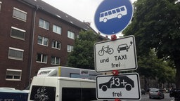 Das neue Schild für Fahrgemeinschaften auf der Umweltspur mit ausgeblurrten Kennzeichen