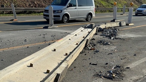 Unfall auf A3: Autos in Betonleitschiene gefahren