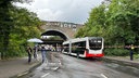 Der abgesperrte Unfallort, im Vordergrund Polzei und Absperrband, am Unfallort der Bus und zwei PKWs