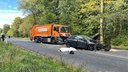 Von Kollision zerstörtes Auto und Müllwagen an der Unfallstelle auf einer Straße