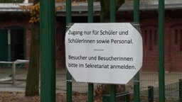 Ein Hinweis, das auf den exklusiven Zugang für Angehörige der Schule verweist.