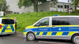 Polizeiautos auf einer Straße.