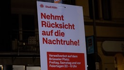 Plakat der Stadt Köln auf dem steht "Nehmt Rücksicht auf die Nachtruhe!"