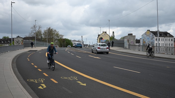 An vielen Stellen gleich die Brücke noch einem Provisorium, etwa mit vorläufigen Radstreifen.