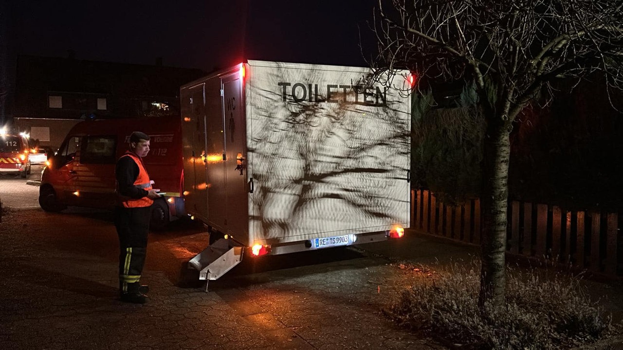 Die Feuerwehr hat mobile Toiletten aufgestellt.