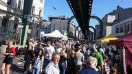 Besucher auf dem Flohmarkt in Wuppertal-Vohwinkel