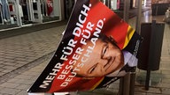 Heruntergerissenes Wahlplakat von Olaf Scholz in Krefeld