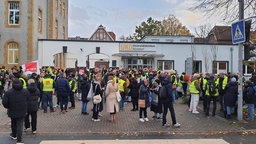 Streikende stehen vor dem Haupteingang der Uniklinik Düsseldorf 