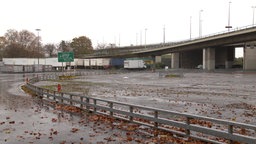 Blick auf den verregneten, leeren Messeparkplatz in Köln