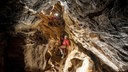 Ein Kletterer klettert in der Windlochhöhle 